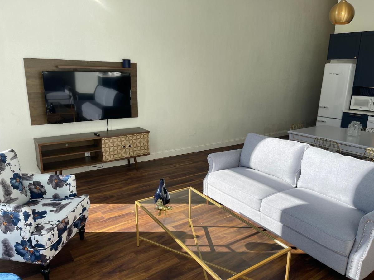 Gold By Hollyhock- Executive-level Living Apartment *