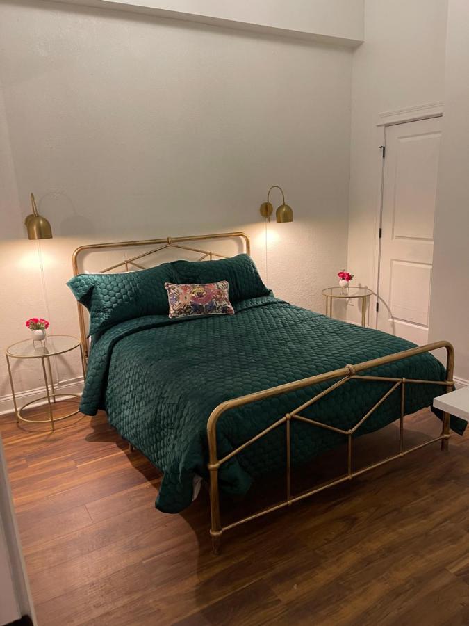 Gold By Hollyhock- Executive-level Living Apartment *