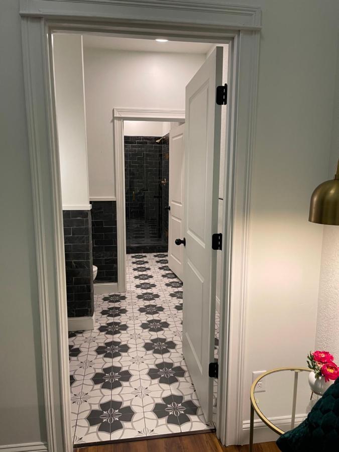 Gold By Hollyhock- Executive-level Living Apartment *